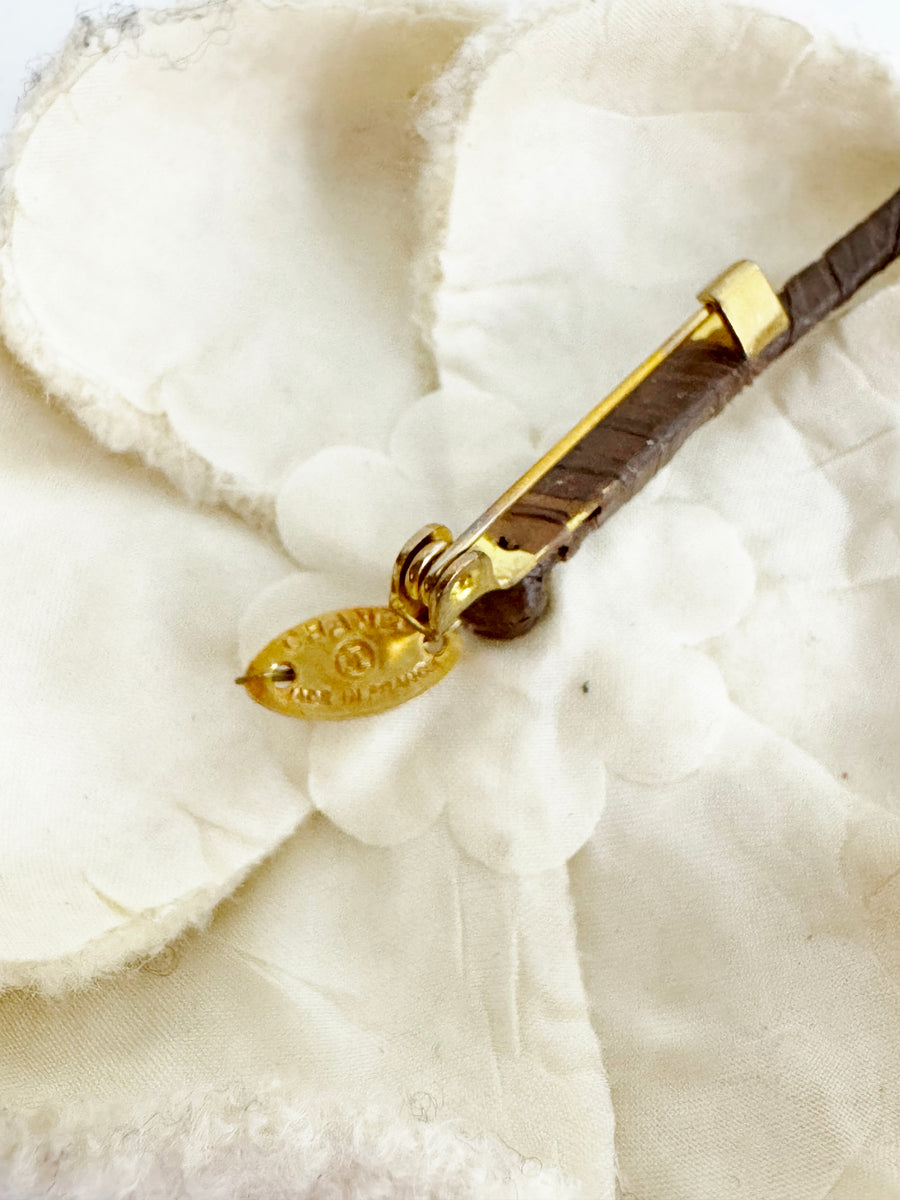 希少✨CHANEL Camellia Vintage Gold Brooch Chanel Camellia Brooch – KMK Luxury Consignment
