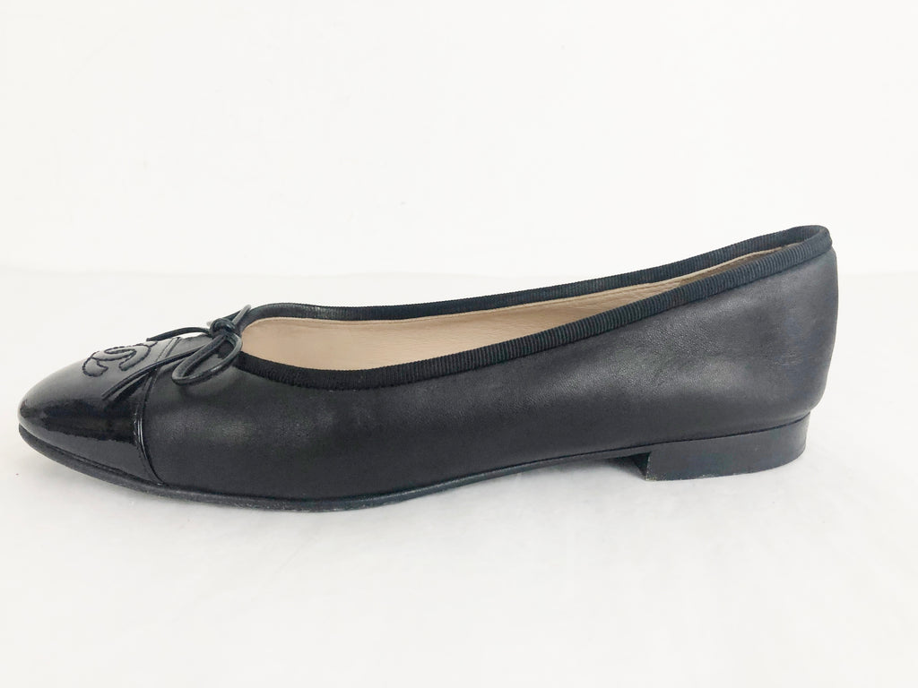 Chanel Leather CC Logo Ballet Flats Size 8 – KMK Luxury Consignment